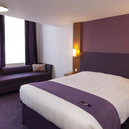 Premier Inn London Ealing Brentford Exterior foto