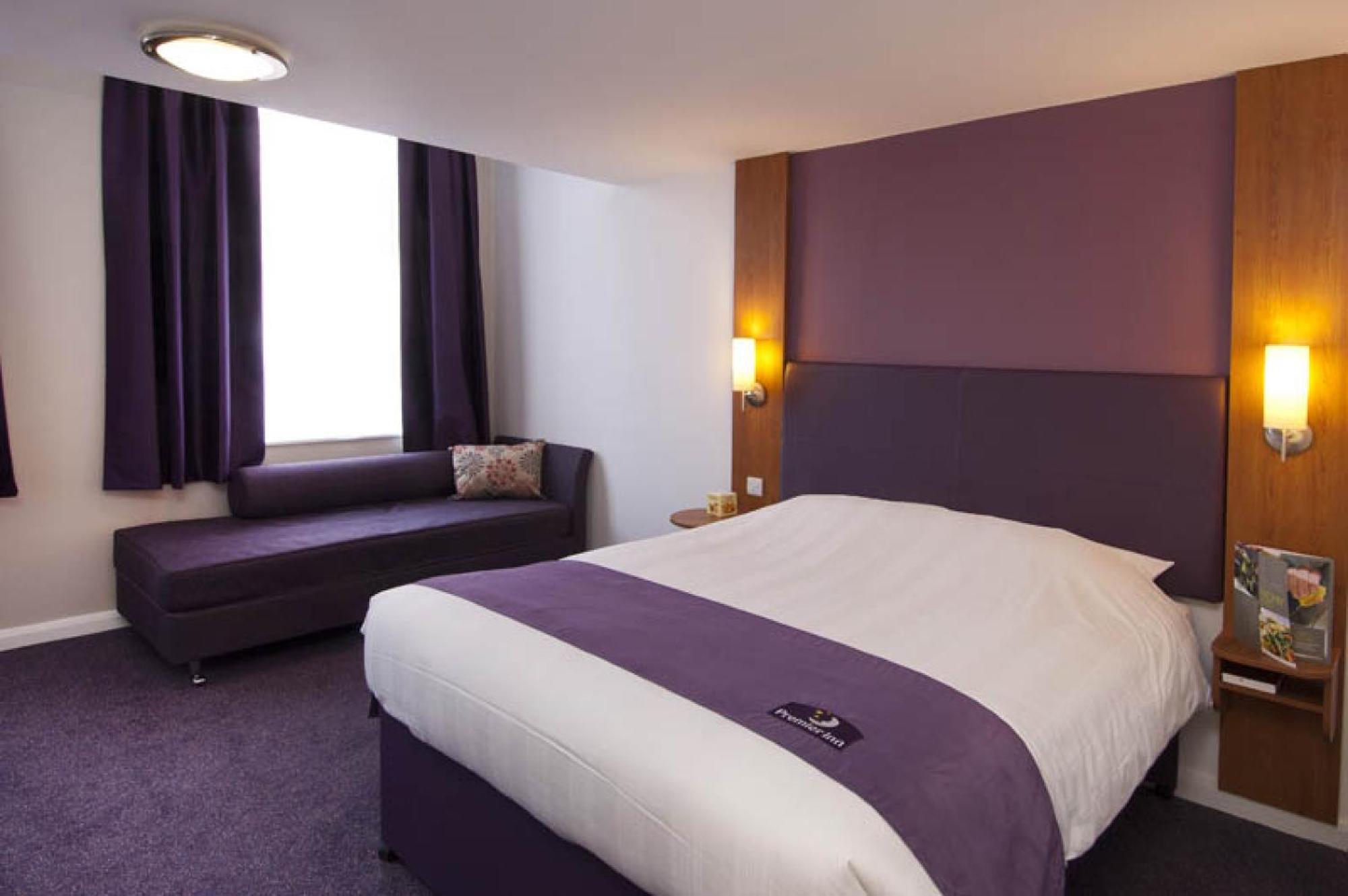 Premier Inn London Ealing Brentford Exterior foto