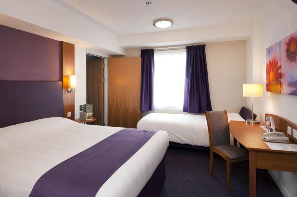 Premier Inn London Ealing Brentford Zimmer foto