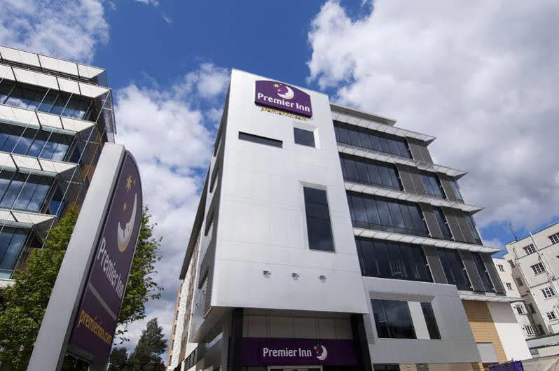 Premier Inn London Ealing Brentford Exterior foto