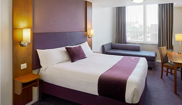 Premier Inn London Ealing Brentford Exterior foto